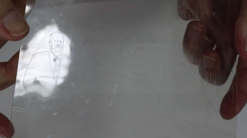 um recipiente de comida de plástico com um desenho gravado na superfície 